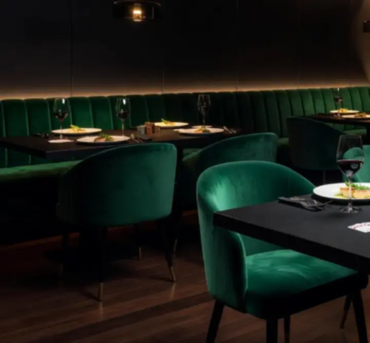 Cinematikus gourmet vacsora és elegáns pókerasztalok a Premium Estek Hubban