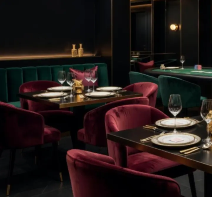 Luxus éttermi és kaszinó enteriőr a Premium Estek Hubban, gyertyafényes asztalokkal és elegáns pokerasztallal.