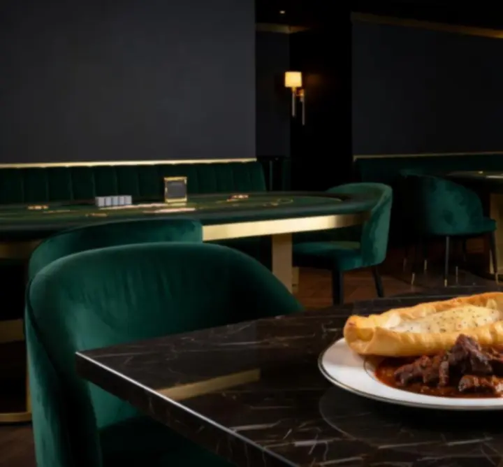 Cinematikus gourmet étterem és elegáns kaszinóterem pókerasztalokkal