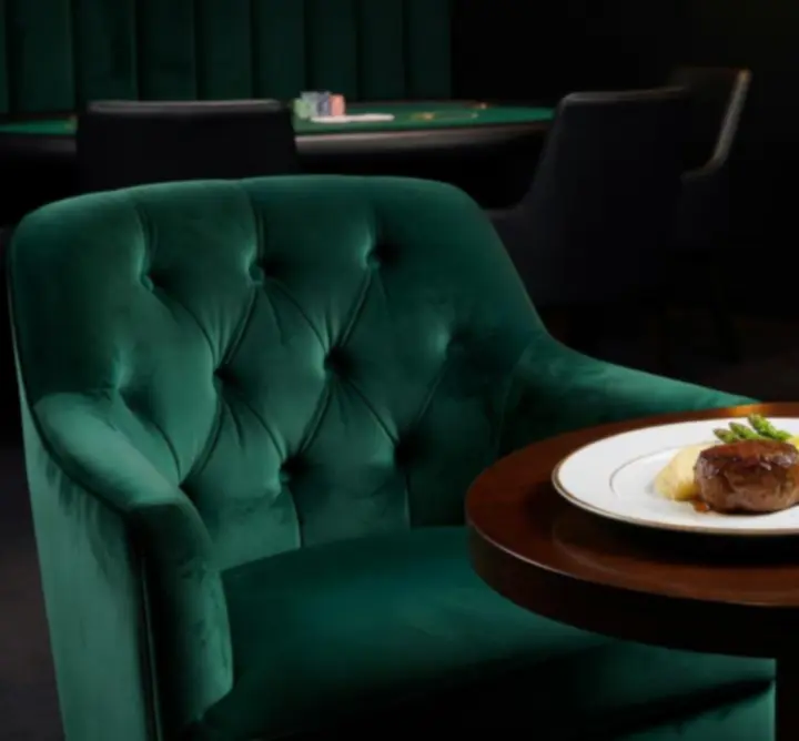 Lounge és gasztronómia: gourmet fogások és koktélok pókerasztalok mellett